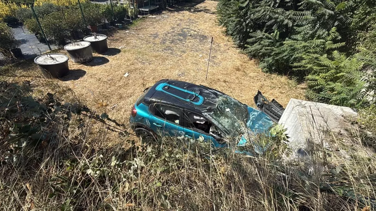 Sarıyer'de Trafik Kazası: Araç Fidanlıkta Devrildi