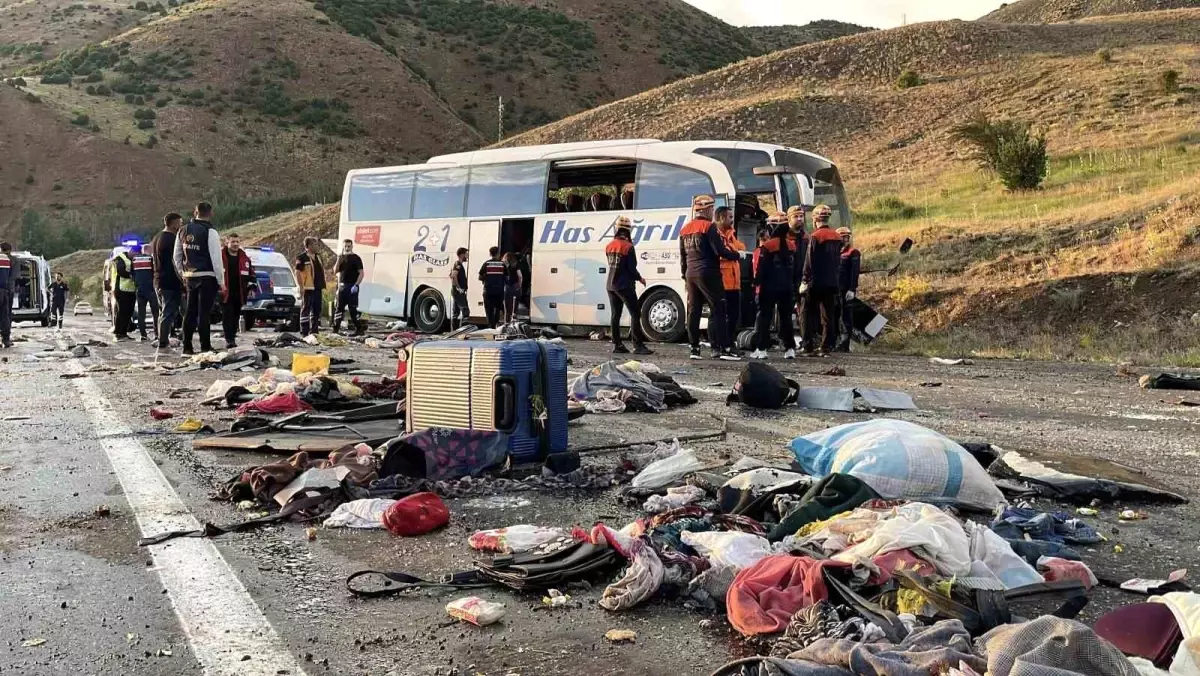 Trafik Kazası İmranlı'da: 4 Kişi Hayatını Kaybetti, Sürücü Hapse Girdi