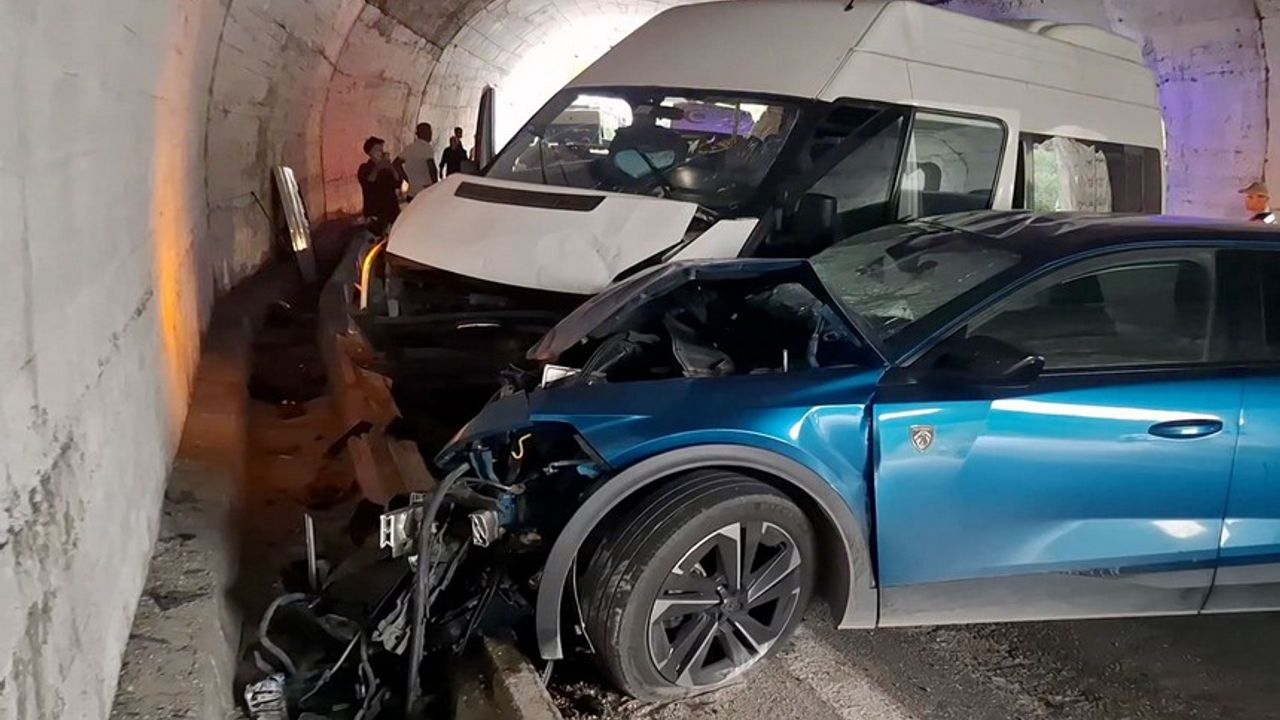 Trafik kazasında 8 kişi yaralandı, 3'ü durumu ağır...