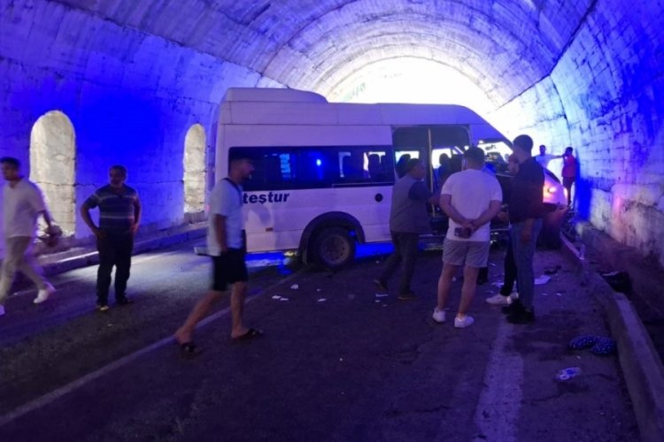 Tüneldeki kaza sonucu 8 kişi yaralandı.