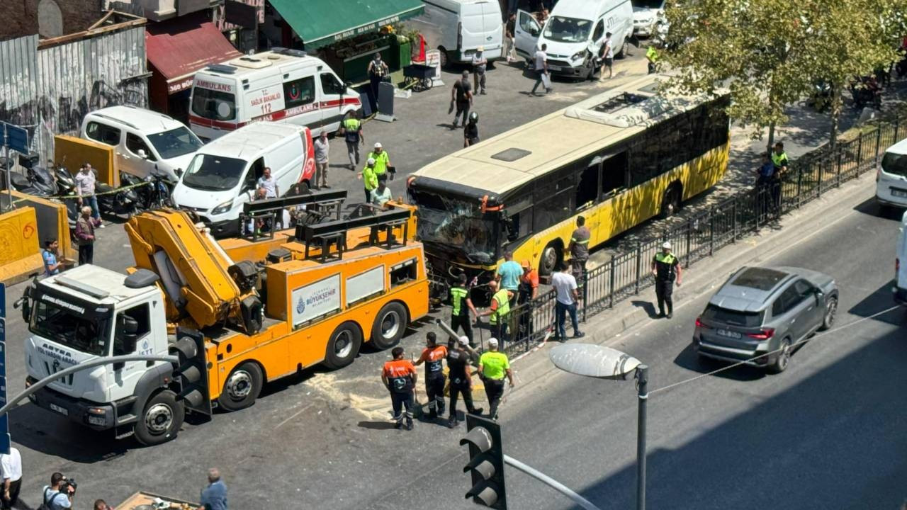 Beyoğlu'nda 9 araç kaza yaptı; çok sayıda insan yaralandı.