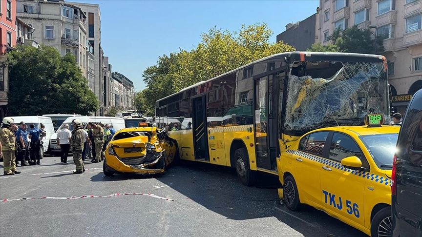 Beyoğlu'nda 9 aracın dahil olduğu zincirleme trafik kazasında 5 kişi yaralandı.