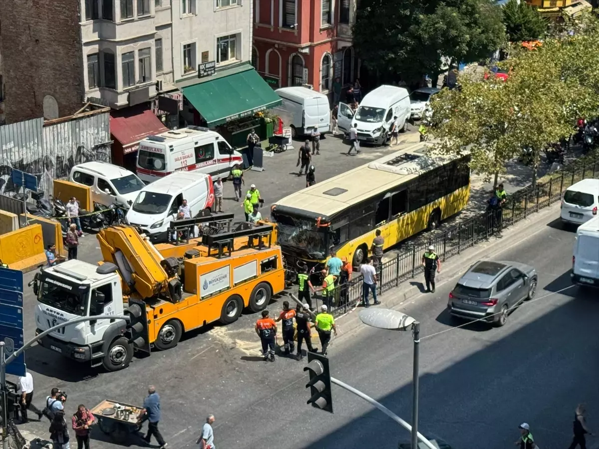 Beyoğlu'nda Zincirleme Kaza: 5 Yaralı 