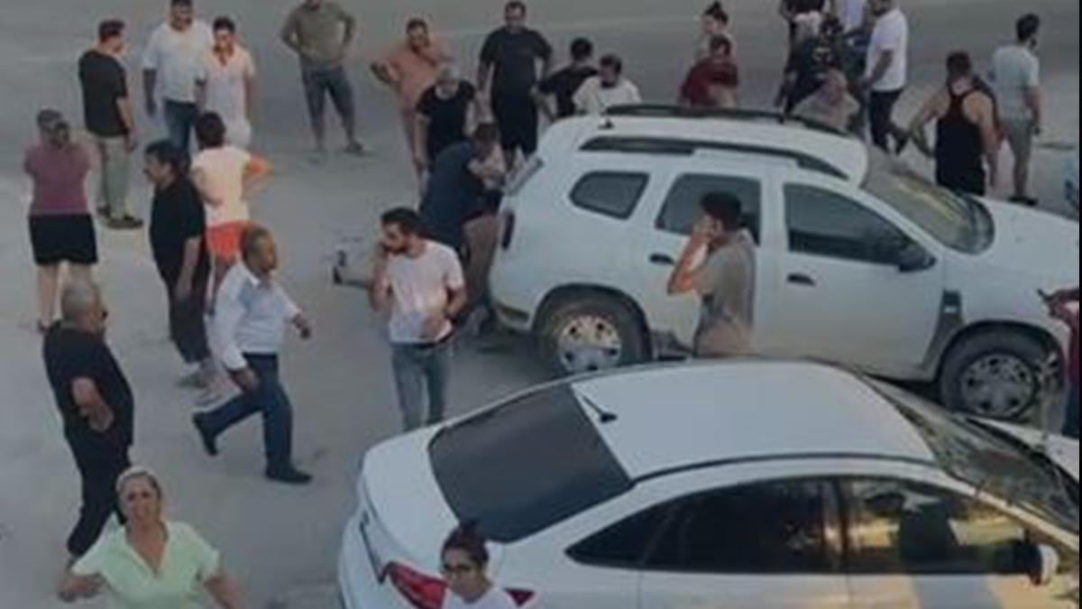 Hatay Samandağ’da meydana gelen trafik kazası sonrasında kavga: 1 kişi hayatını kaybetti ve 3 kişi yaralandı.