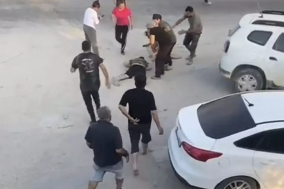 Hatay'da Trafik Kazası Ardından Bıçaklı Saldırı: 1 Kişi Hayatını Kaybetti, 3 Kişi Yaralandı.