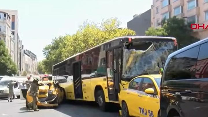 Son dakika... Beyoğlu'nda 9 aracın karıştığı zincirleme kaza meydana geldi.