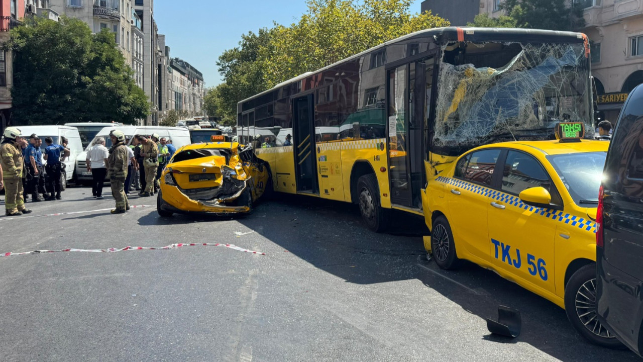 Taksim'de ardışık kaza: Yaralananlar bulunuyor