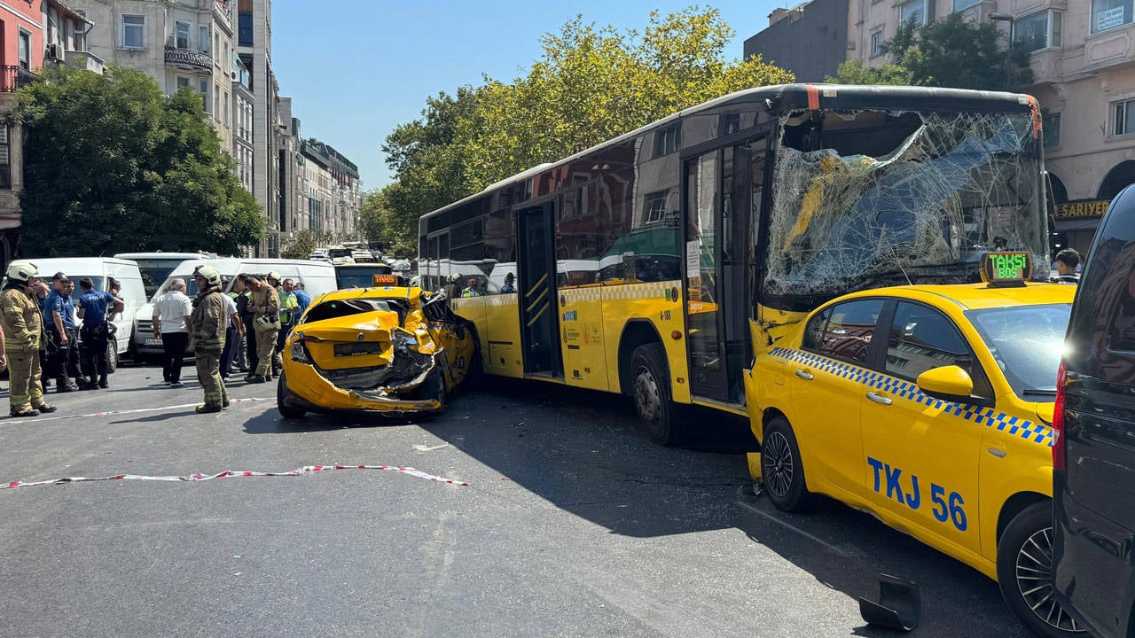 Zincirleme trafik kazası Beyoğlu'nda 10 araçla meydana geldi.