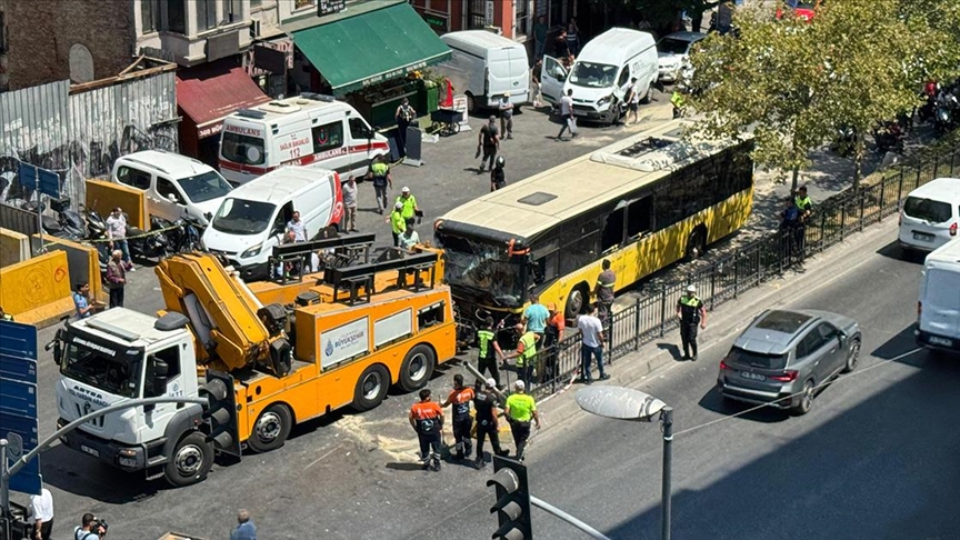 Beyoğlu'nda 10 aracın karıştığı zincirleme trafik kazasında 5 kişi yaralandı.
