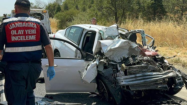 Korkunç kaza! Tankerle otomobil çarpıştı: 4 kişi hayatını kaybetti.