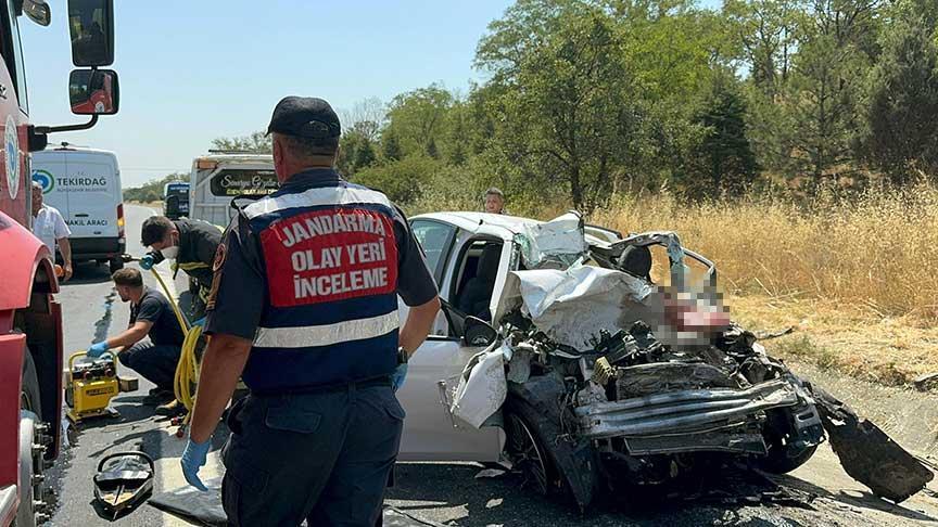 Tekirdağ'da feci trafik kazası: Kamyon ile araç çarpıştı, 4 kişi hayatını kaybetti.