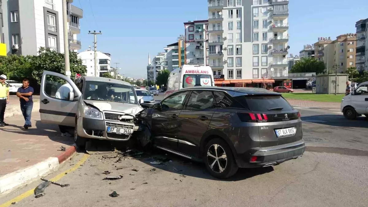 Antalya'da Araç Park Halindeyken Çarpıldı