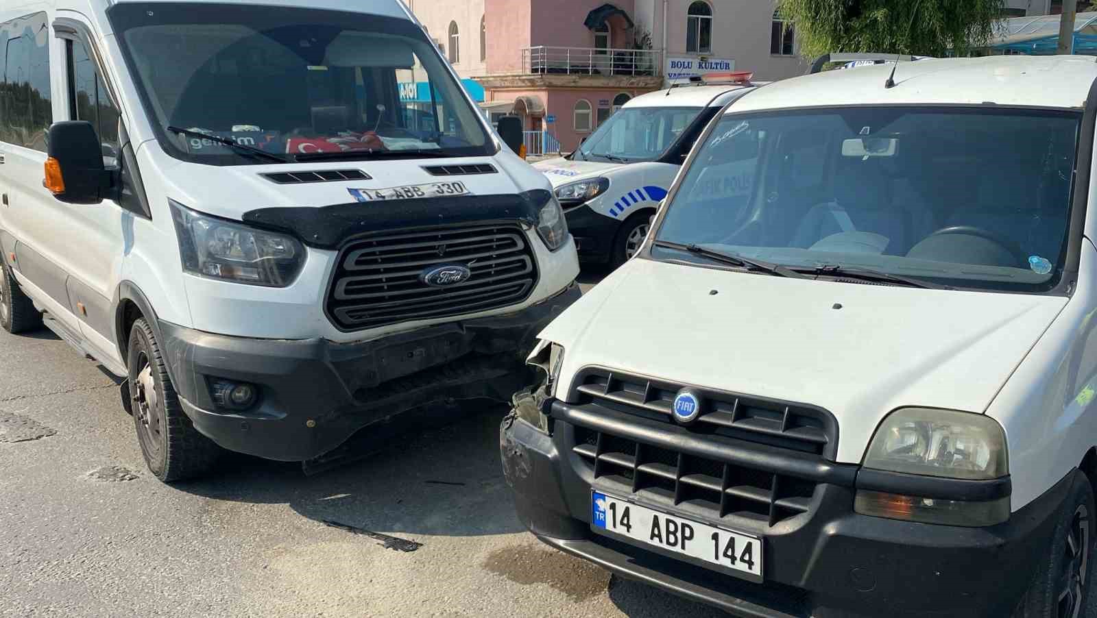 Bolu'da minibüs ile küçük ticari araç kaza yaptı.