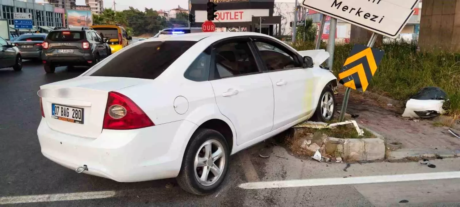 Manavgat'ta trafik kazası meydana geldi: Sürücü yaralı.
