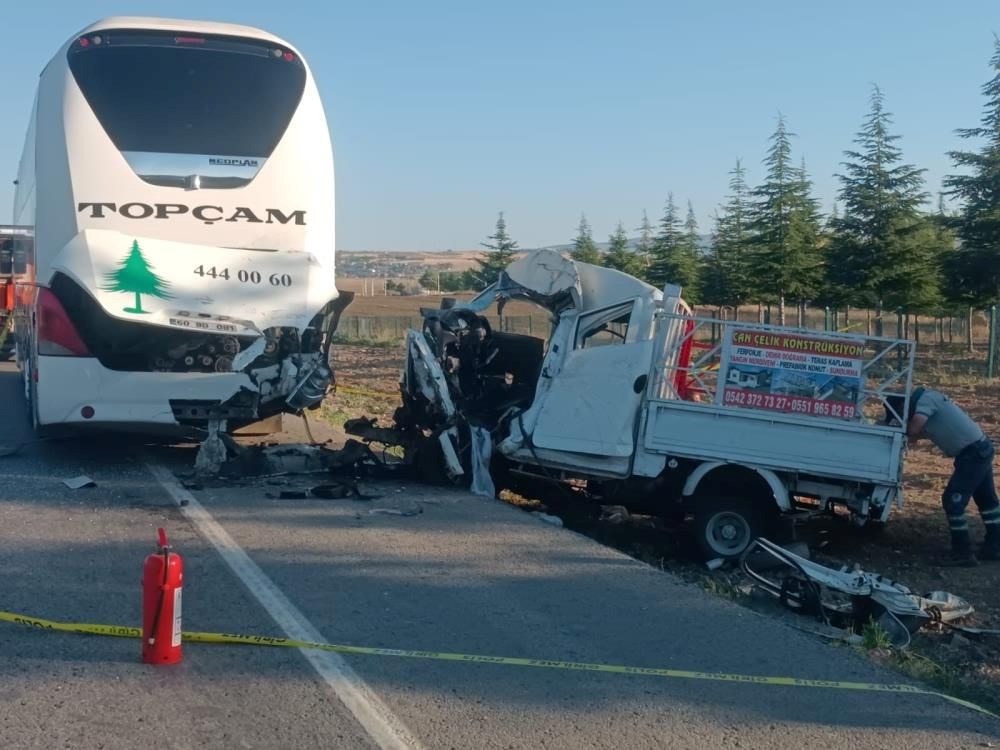 Ankara'da ardı ardına üç kaza sonucunda iki kişi hayatını kaybetti.