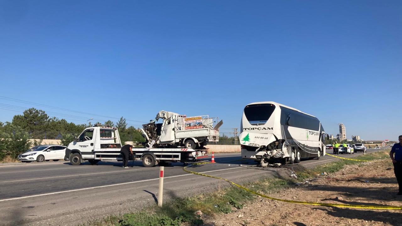 Ankara'da trafik kazasında 2 kişi hayatını kaybetti, 1 kişi ağır yaralandı.