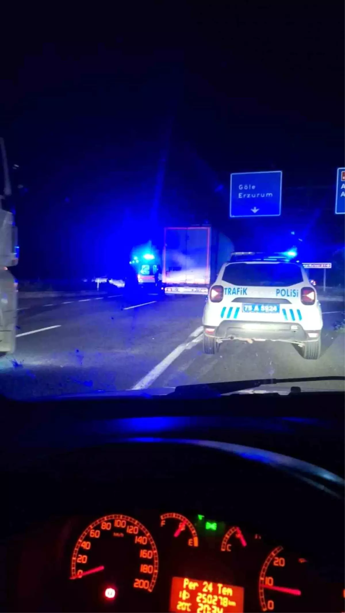 Ardahan'da trafik kazasında 4 kişi yaralandı.