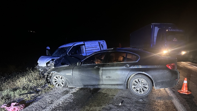 Çorum'da art arda gerçekleşen trafik kazasında 3 kişi yaralandı.