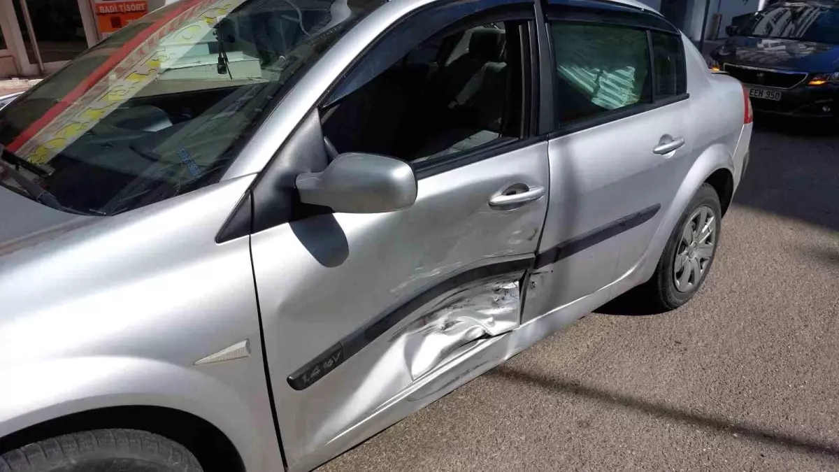 Kazaya karışan araçlar Samsun'da çarpıştı: 1 kişi yaralandı.