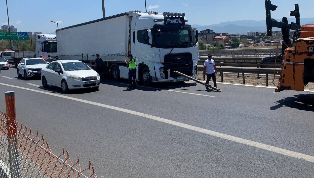 Kocaeli'de ardışık kazada yaralılar bulunuyor.