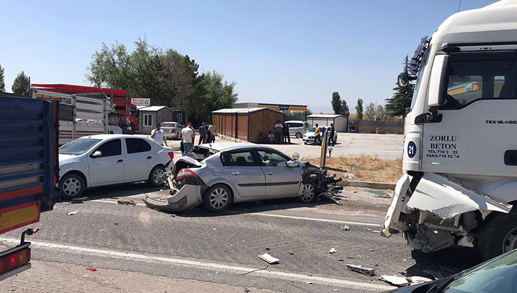 Konya'da araçlar birbirine çarptı: 4 kişi yaralandı