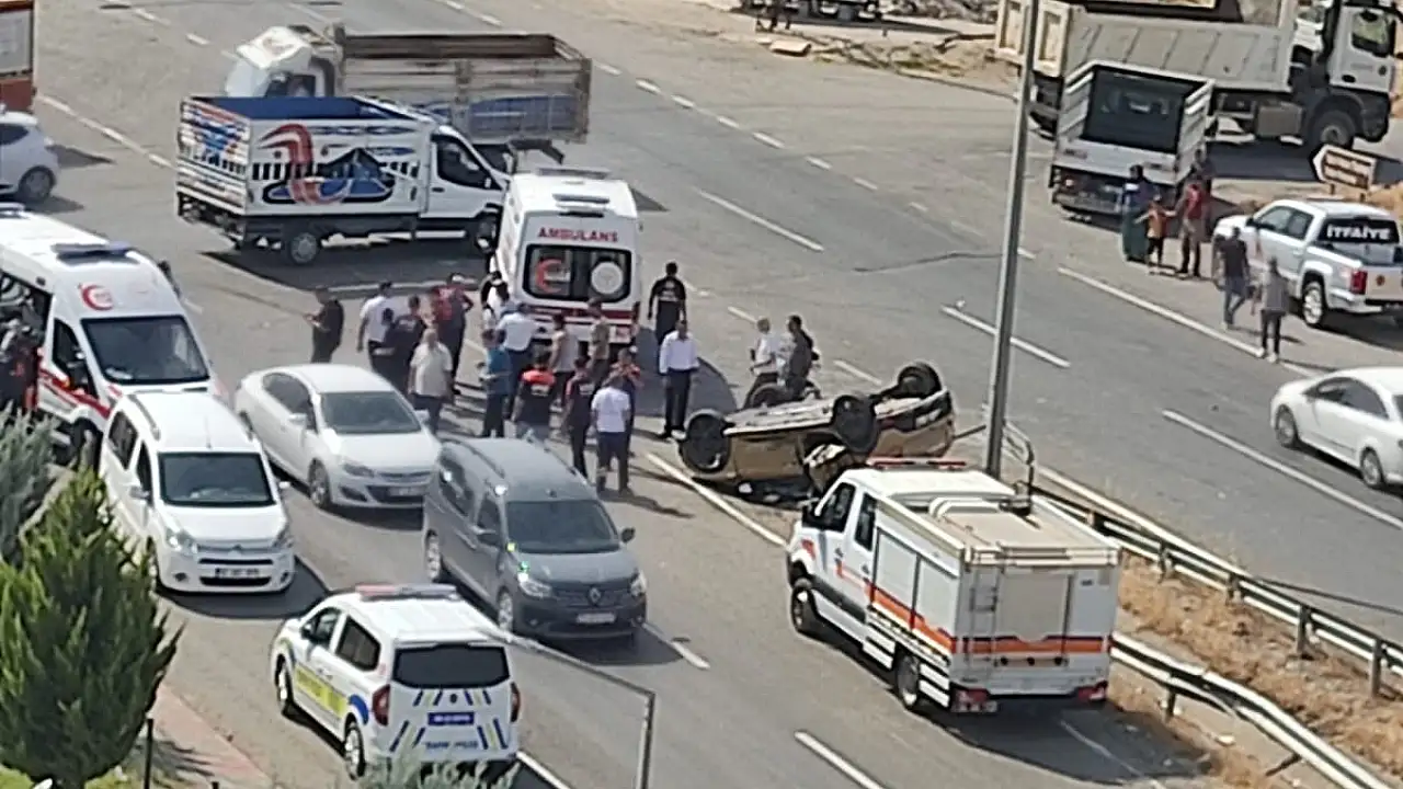 Siirt'te cezaevi önünde meydana gelen trafik kazasında 3 kişi yaralandı.