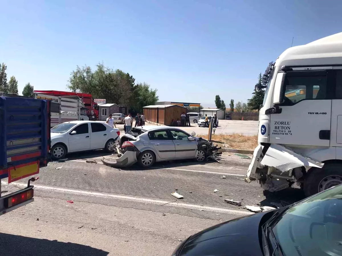 Zincirleme Trafik Kazası Konya'da: 4 Kişi Yaralandı