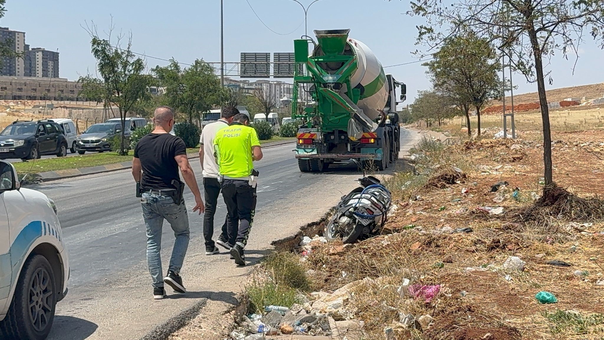 Beton mikserinin altında kalan motosikletteki kadın hayatını kaybetti, oğlu yaralandı – Güncel Haberler