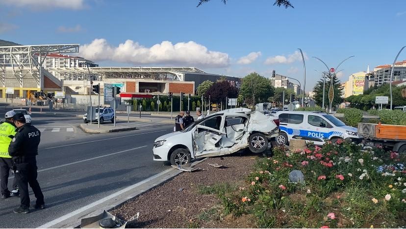 Kavşakta meydana gelen kazada araç sürücüsü öldü - Son Dakika Haberleri