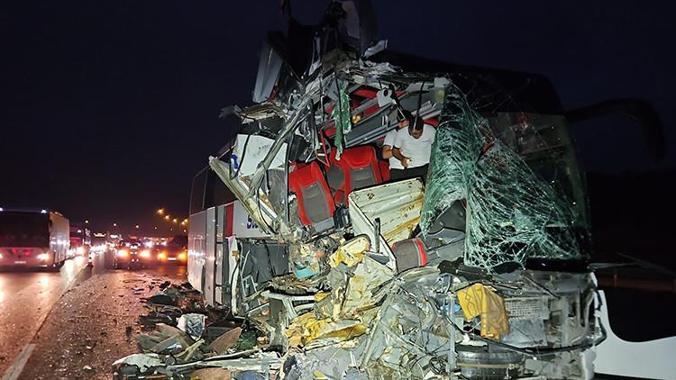 Mersin'de yolcu otobüsü ile tırın çarpışması sonucu 9 kişi yaralandı...