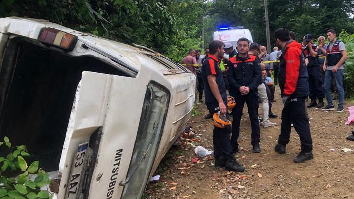 Rize'de korkunç kaza! Minibüs, yokuş aşağı devrildi: 2 ölü, 3 yaralı