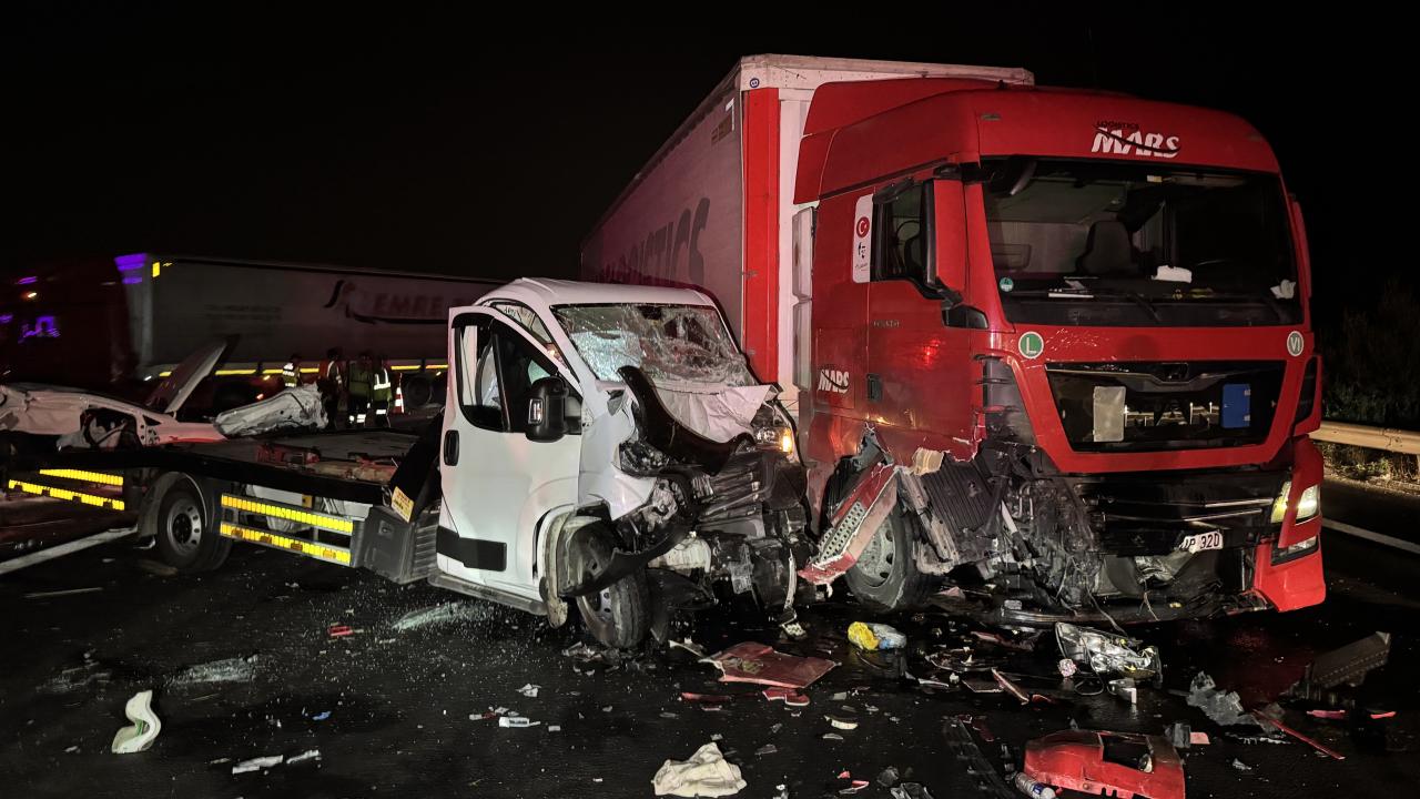 Adana'da zincirleme kaza sonucu 8 kişi yaralandı.