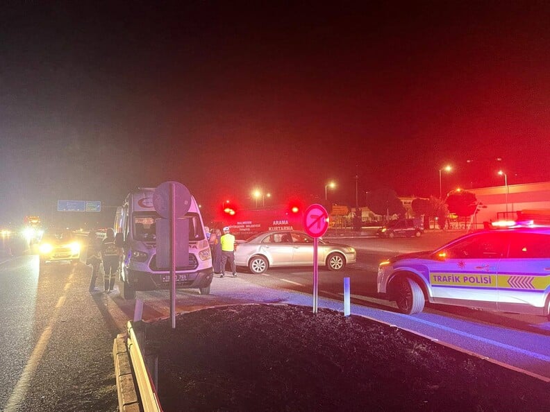 Balıkesir’de iki yönlü trafik kazasında dört kişi yaralandı.