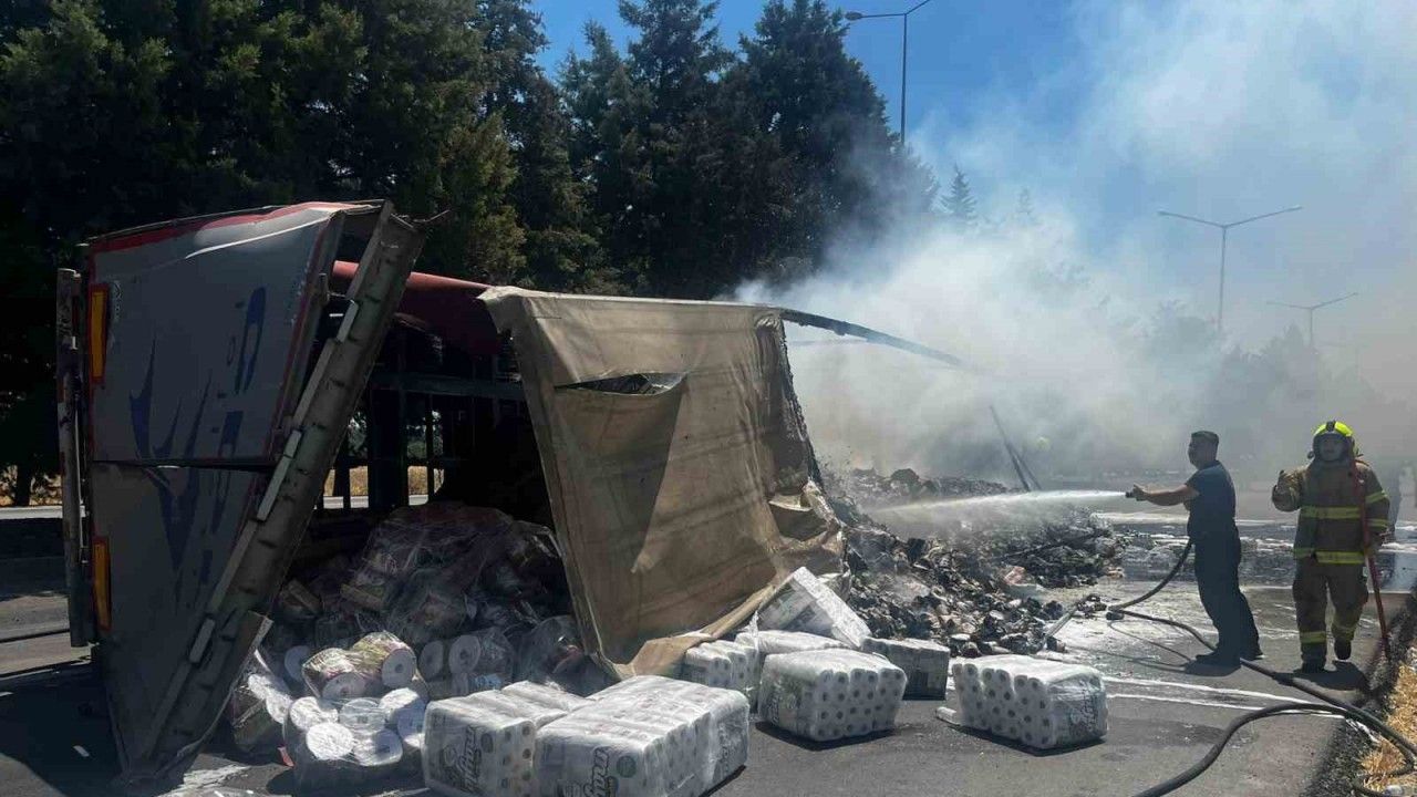 Balıkesir'de trafik kazası sonucu tırın çarpmasıyla ot yangını çıktı.