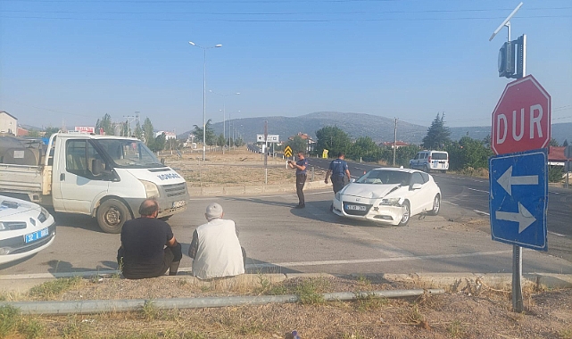 Sanayi Kavşağında trafik kaza oldu: Sürücü hastaneye götürüldü - ISPARTA