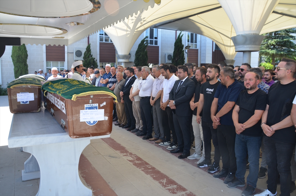 Trafik Kazasında 3 Kişi Hayatını Kaybetti MANŞETİ