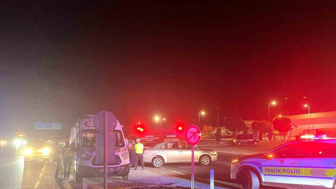 Trafik kazasında iki aracın karıştığı, dört kişinin yaralandığı olay.