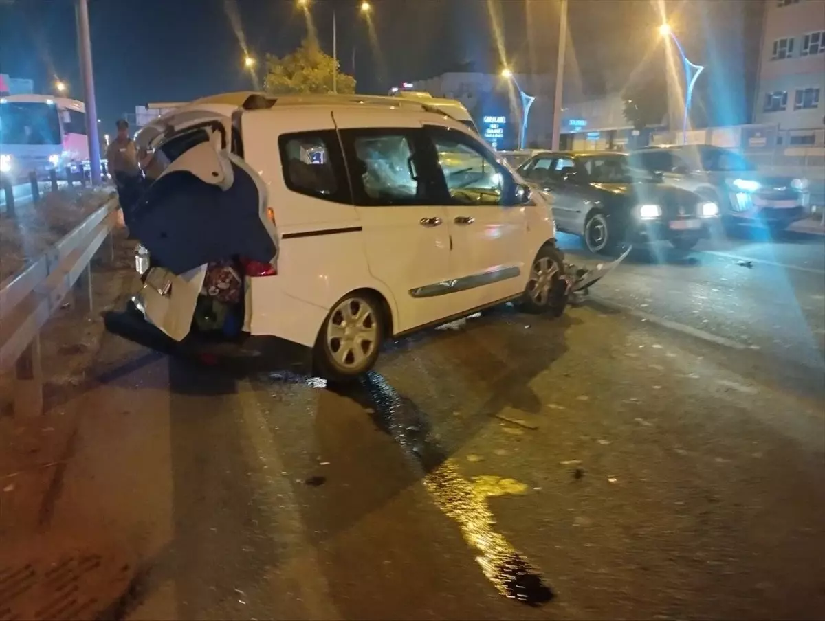 Gebze'de trafik kazasında 2 kişi yaralandı.