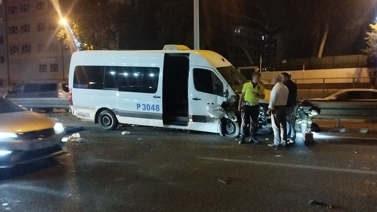 Kocaeli'deki Trafik Kazasında 2 İnsan Yaralandı
