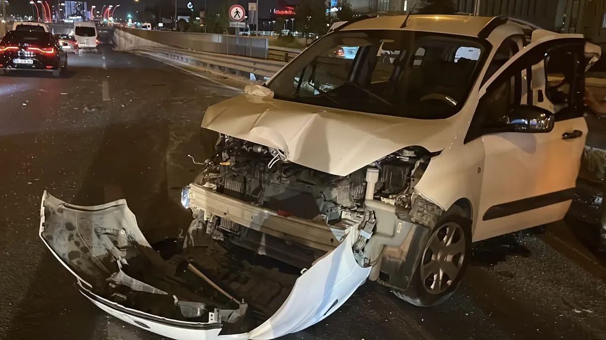 Kocaeli'nde meydana gelen bir trafik kazasında 2 kişi yaralandı.