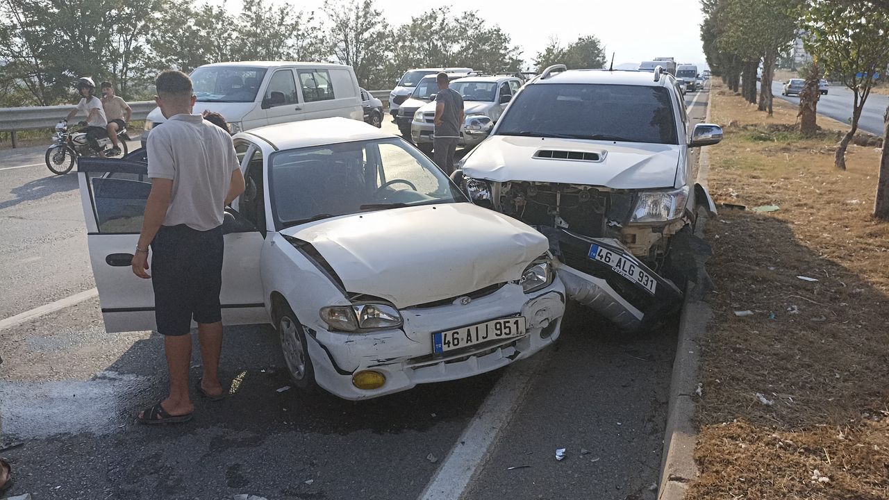 Trafik Kazasında Zincirleme: 4 Kişi Yaralandı