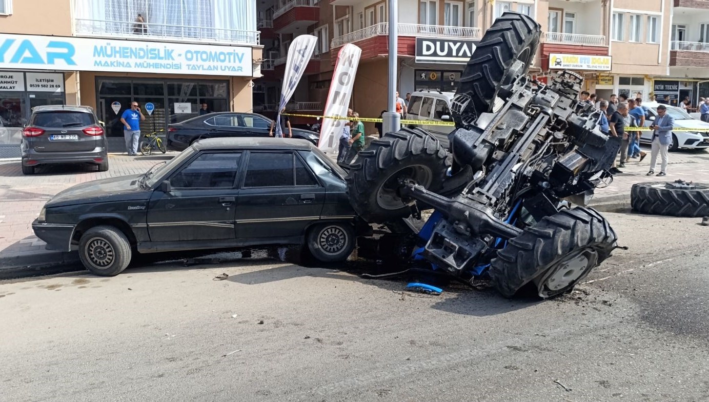 Yozgat'ta zincirleme trafik kazası: Ölüler ve yaralılar bulunuyor.