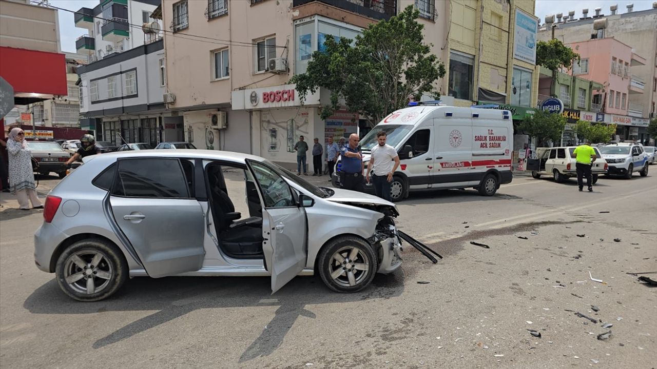 Adana'da bir kişi trafik kazasında yaralandı, olay kameraya yansıdı.
