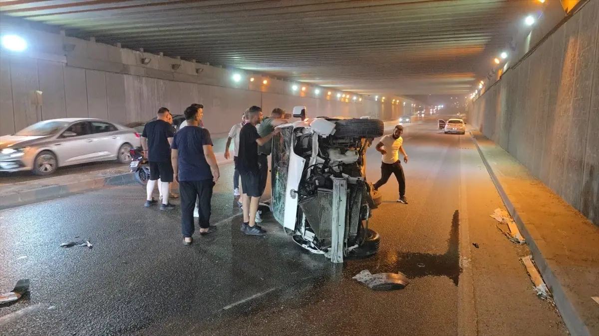 Adana'da trafik kazasında bir kişi yaralandı.
