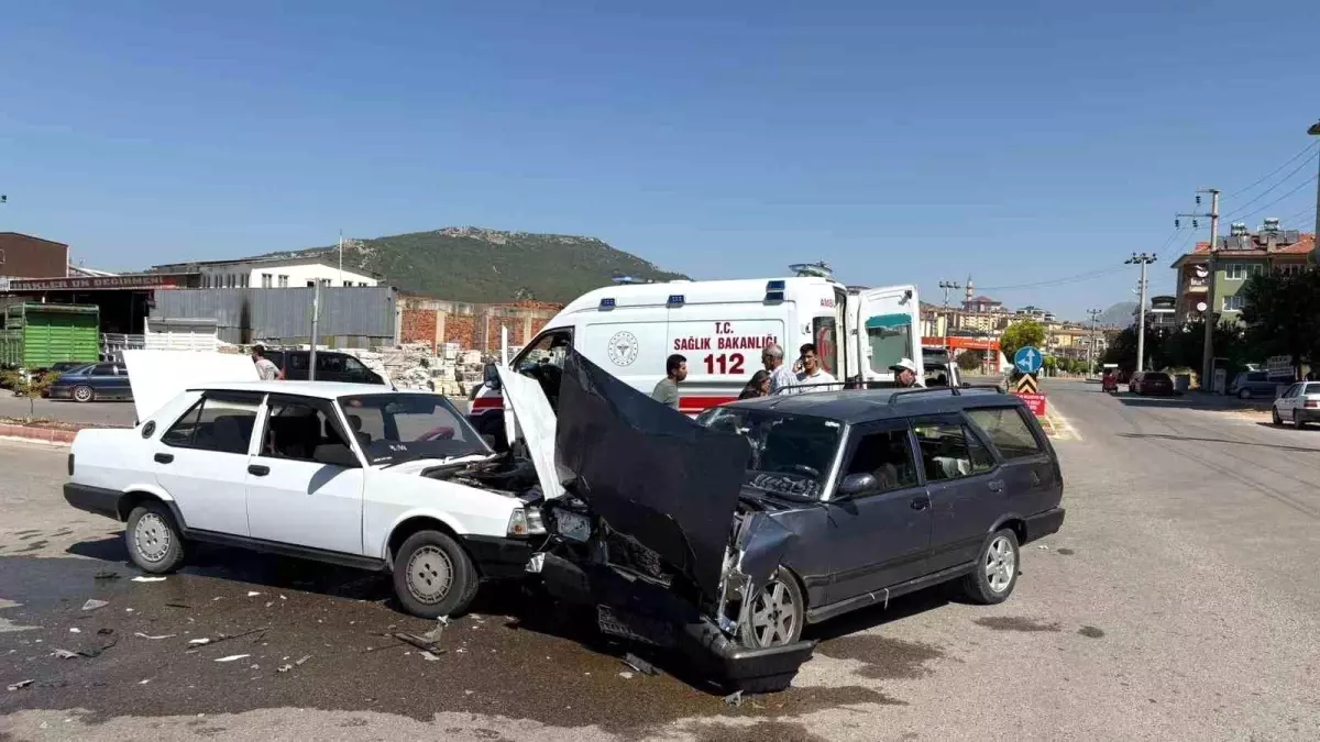 Bucak'ta Trafik Kazası: 5 Kişi Yaralandı