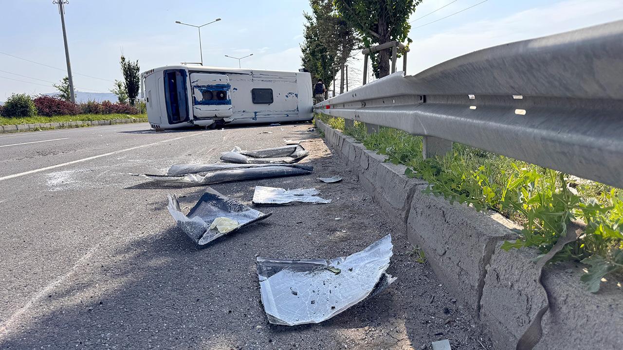 Erzurum'da kaza: Askeri servis devrildi, 13 kişi yaralandı.