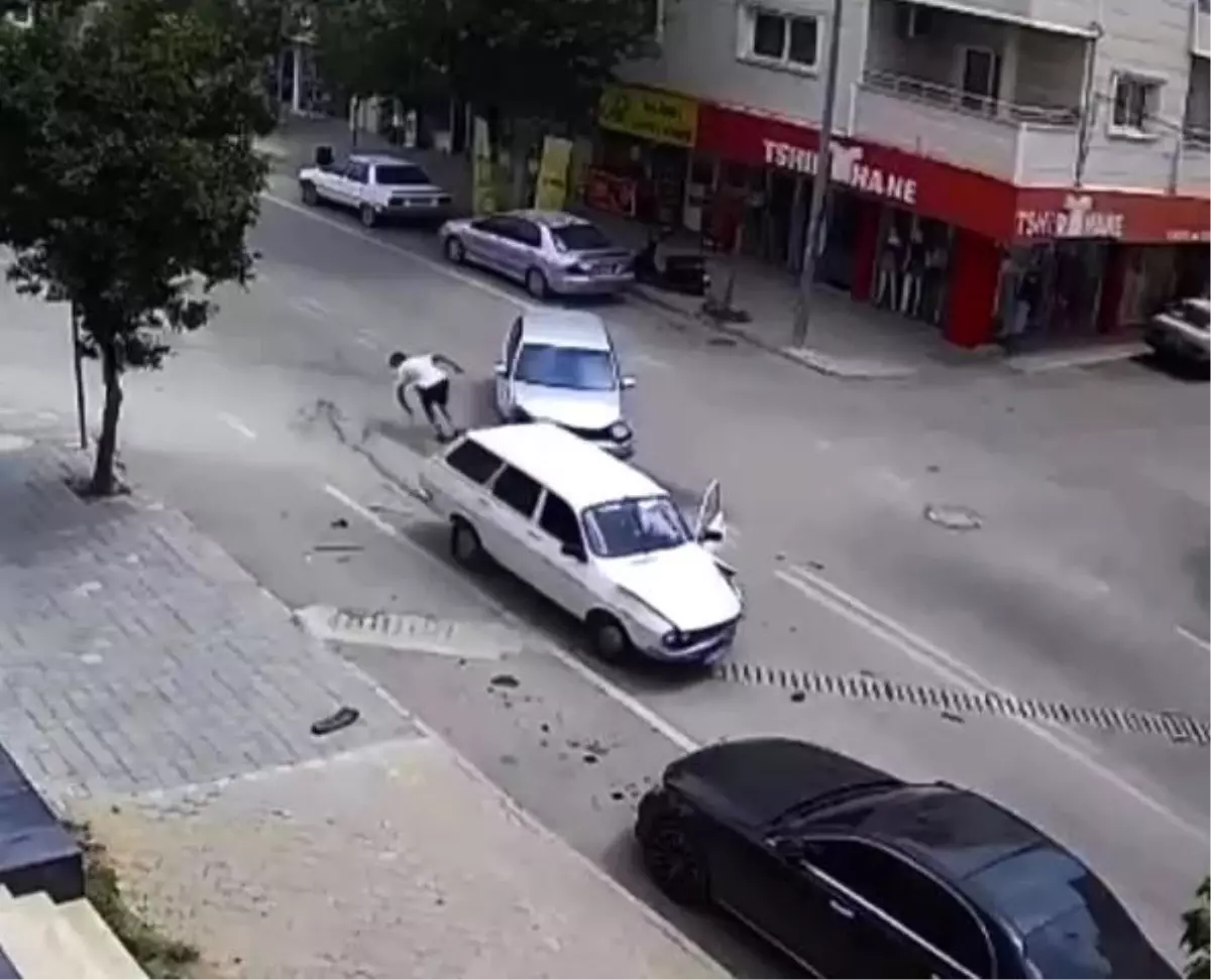 Kozan'da meydana gelen trafik kazasında sürücü olay yerinden kaçtı.