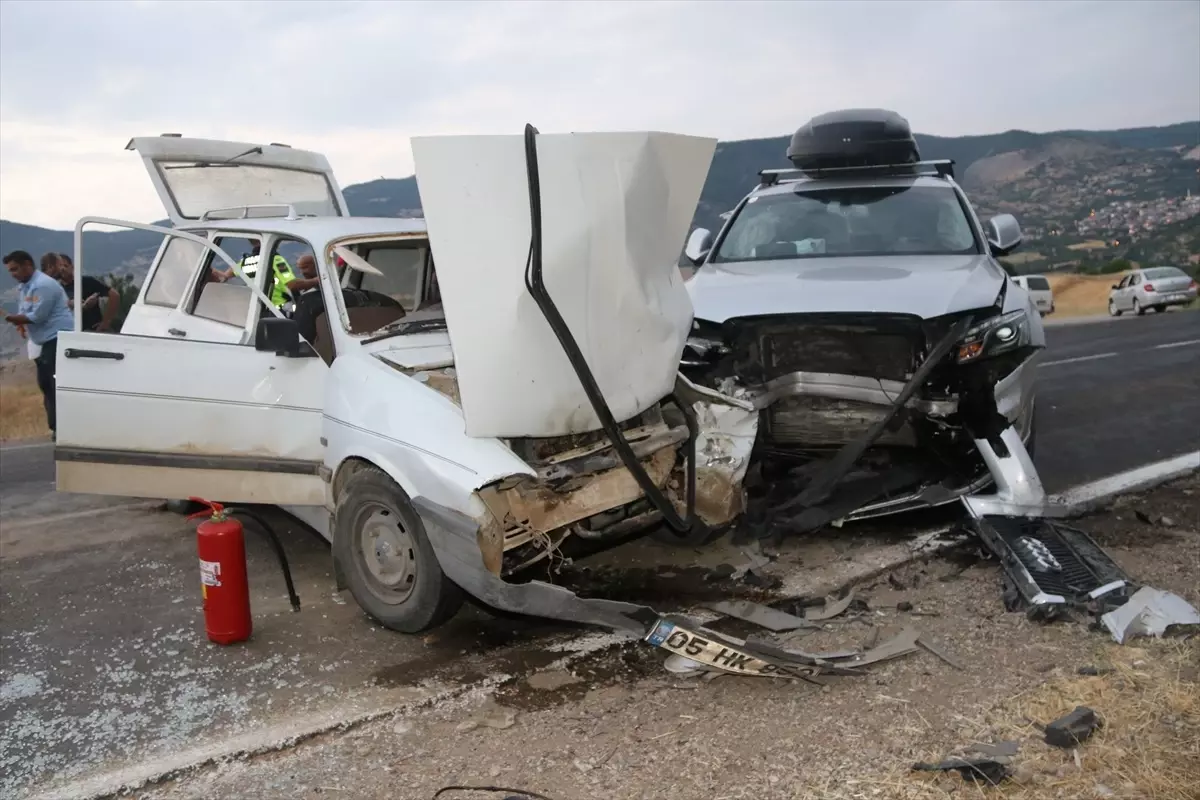 Taşova'da 3 kişi yaralandı trafik kazasında.