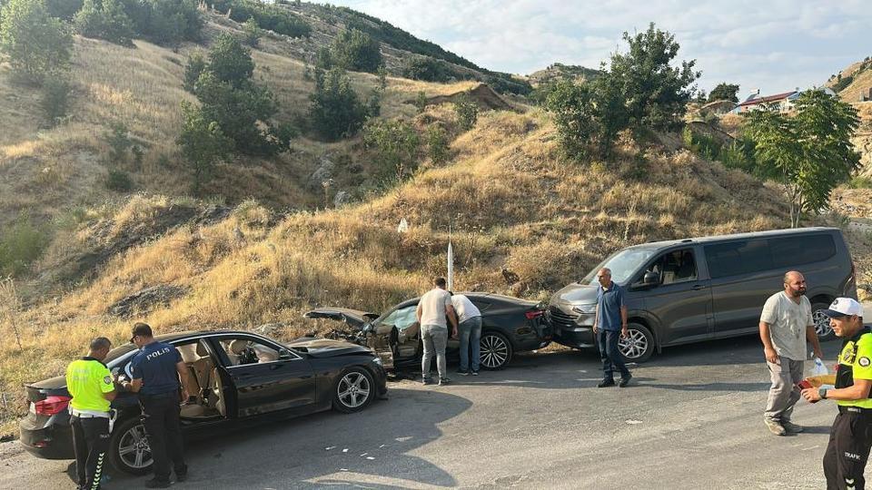 5 kişinin yaralandığı ardışık trafik kazası.