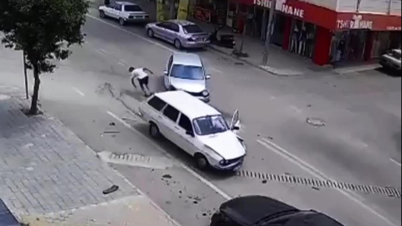 Kaza esnasında aracın açılan kapısından fırladı.